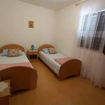 Two Bedroom With Terrace No 1 Apartman Supetar