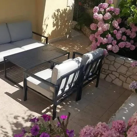 Two Bedroom With Terrace No 1 Apartman Supetar